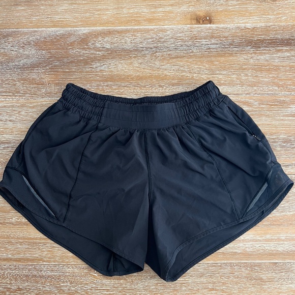 lululemon Hotty Hot Mid Rise 4 inches Shorts Black - Picture 1 of 3